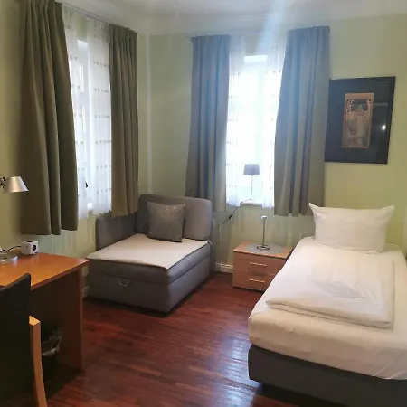 מלון Stoevchen Cafe 3*